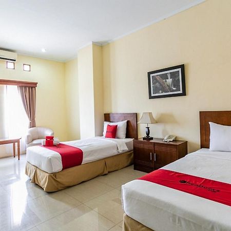 Reddoorz Plus Near Alun Alun Karanganyar Surakarta  Экстерьер фото