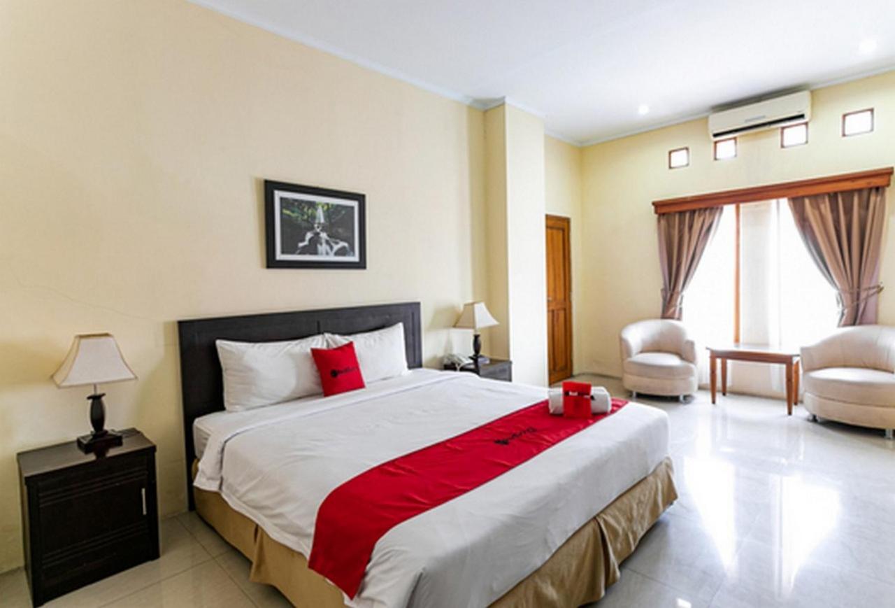 Reddoorz Plus Near Alun Alun Karanganyar Surakarta  Экстерьер фото