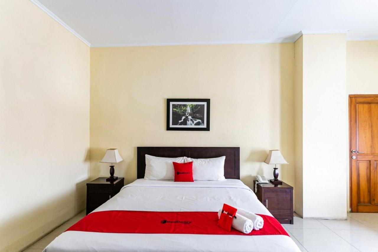 Reddoorz Plus Near Alun Alun Karanganyar Surakarta  Экстерьер фото