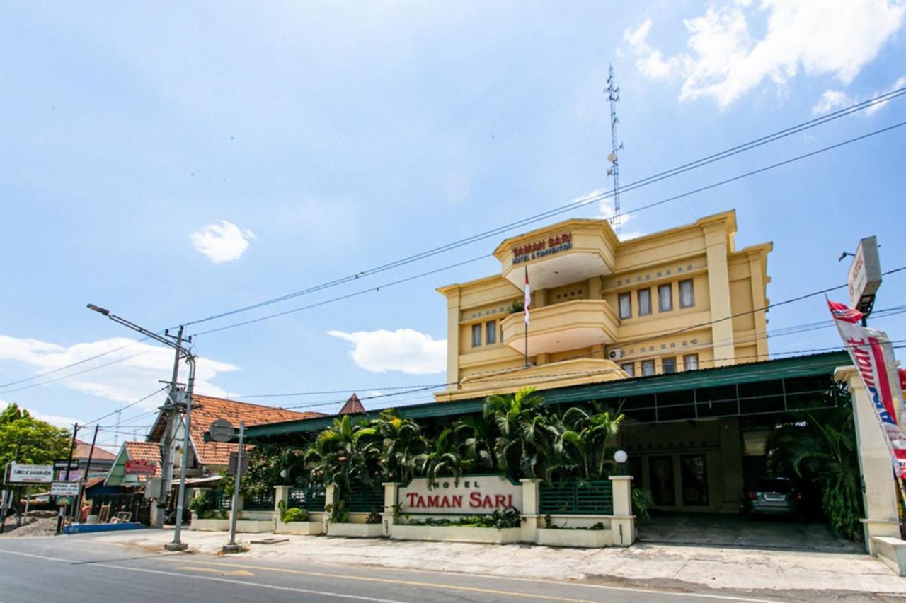 Reddoorz Plus Near Alun Alun Karanganyar Surakarta  Экстерьер фото