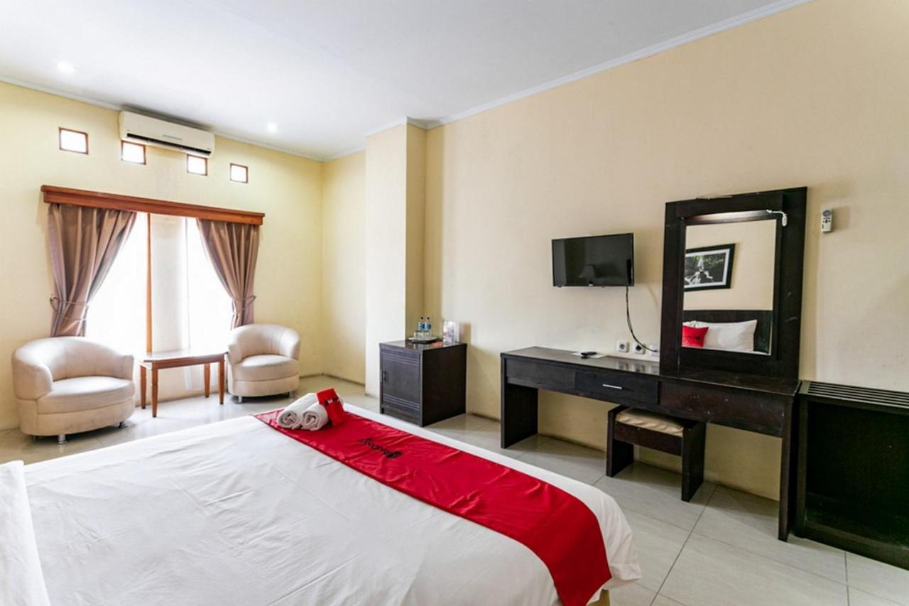 Reddoorz Plus Near Alun Alun Karanganyar Surakarta  Экстерьер фото