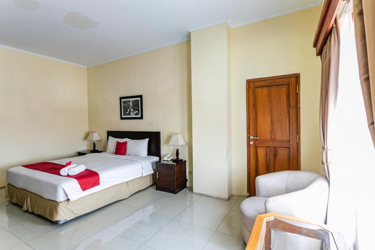 Reddoorz Plus Near Alun Alun Karanganyar Surakarta  Экстерьер фото