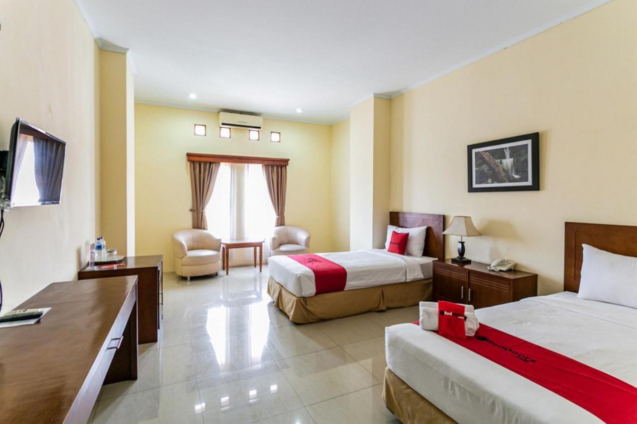Reddoorz Plus Near Alun Alun Karanganyar Surakarta  Экстерьер фото