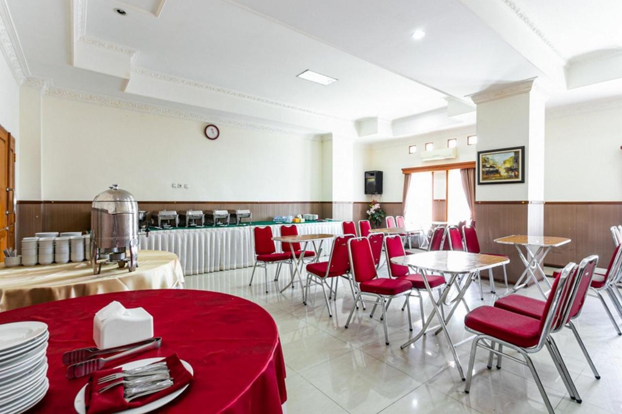 Reddoorz Plus Near Alun Alun Karanganyar Surakarta  Экстерьер фото