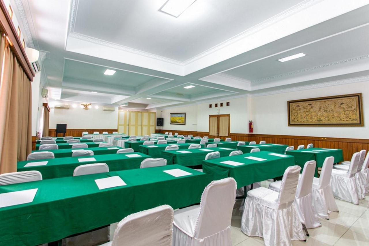 Reddoorz Plus Near Alun Alun Karanganyar Surakarta  Экстерьер фото