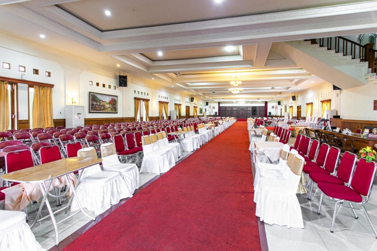 Reddoorz Plus Near Alun Alun Karanganyar Surakarta  Экстерьер фото