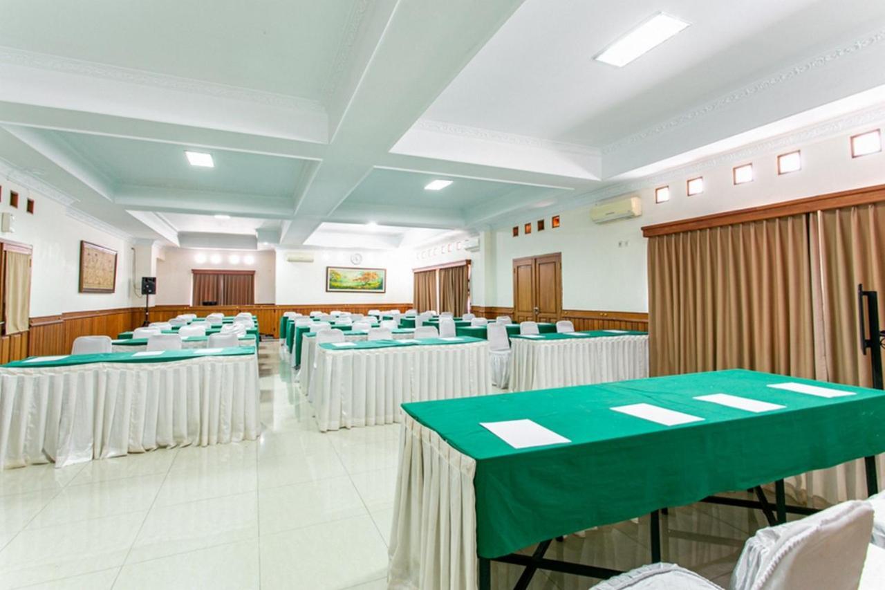 Reddoorz Plus Near Alun Alun Karanganyar Surakarta  Экстерьер фото