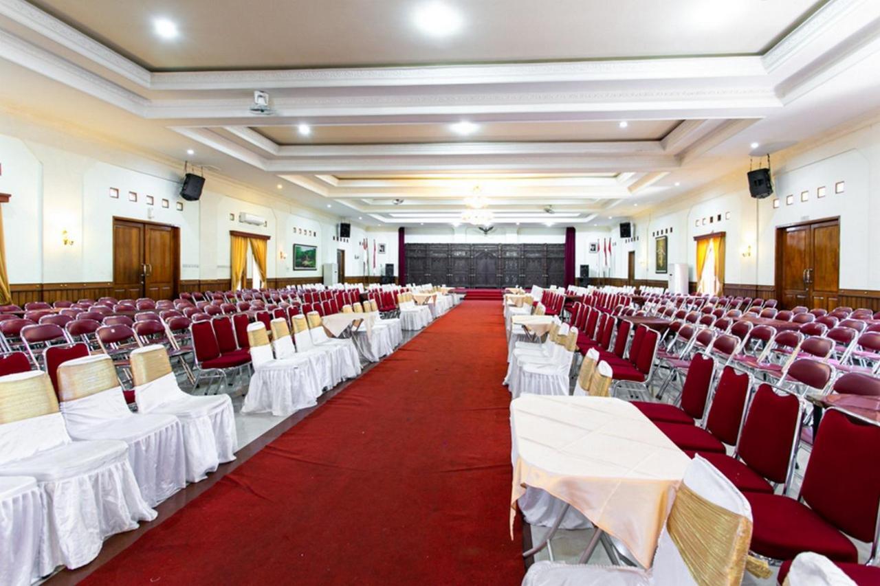 Reddoorz Plus Near Alun Alun Karanganyar Surakarta  Экстерьер фото