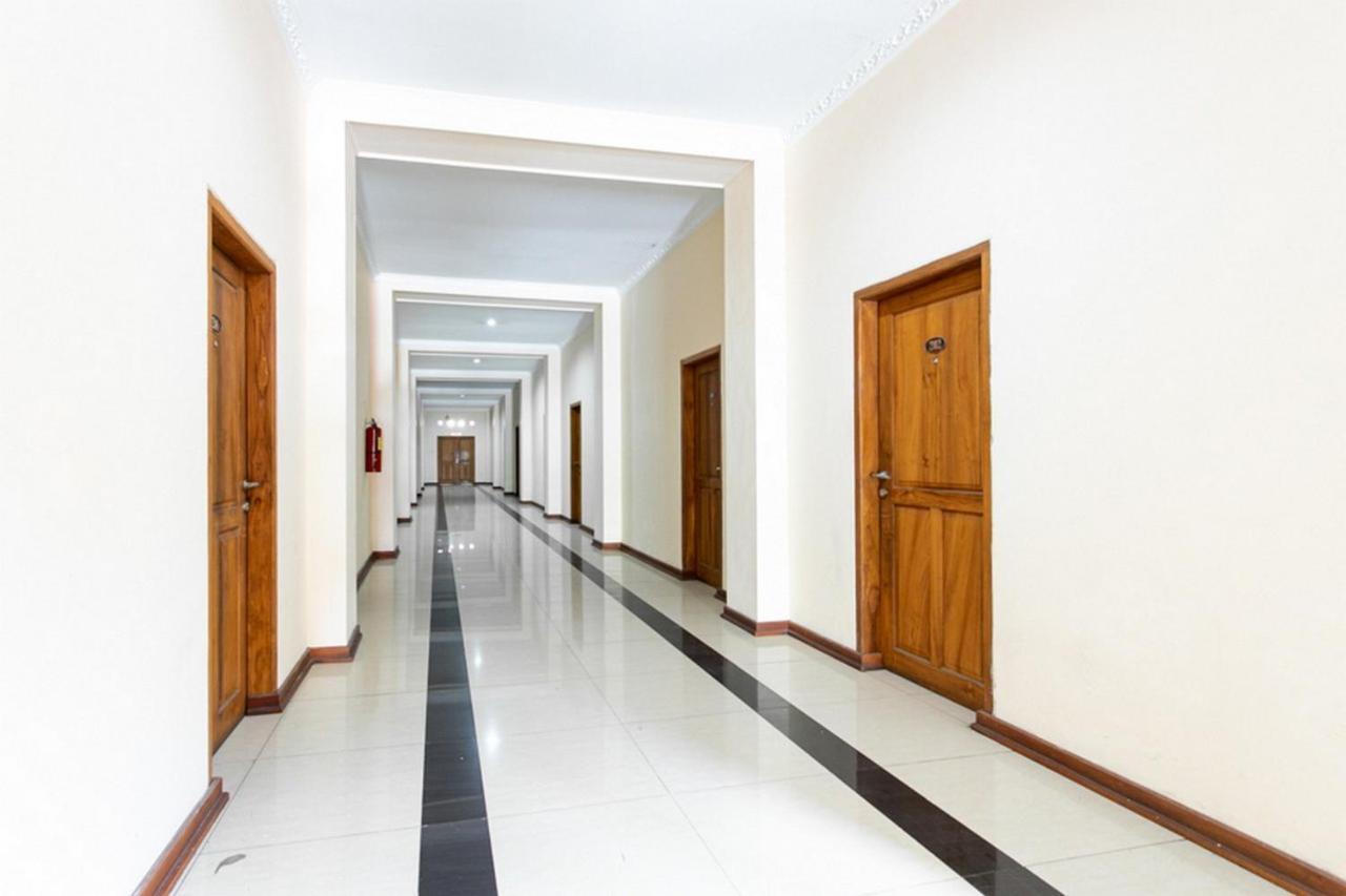 Reddoorz Plus Near Alun Alun Karanganyar Surakarta  Экстерьер фото