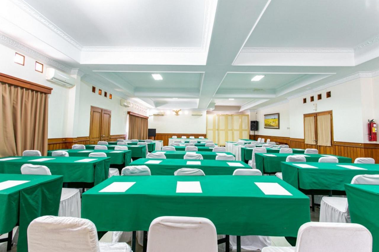 Reddoorz Plus Near Alun Alun Karanganyar Surakarta  Экстерьер фото