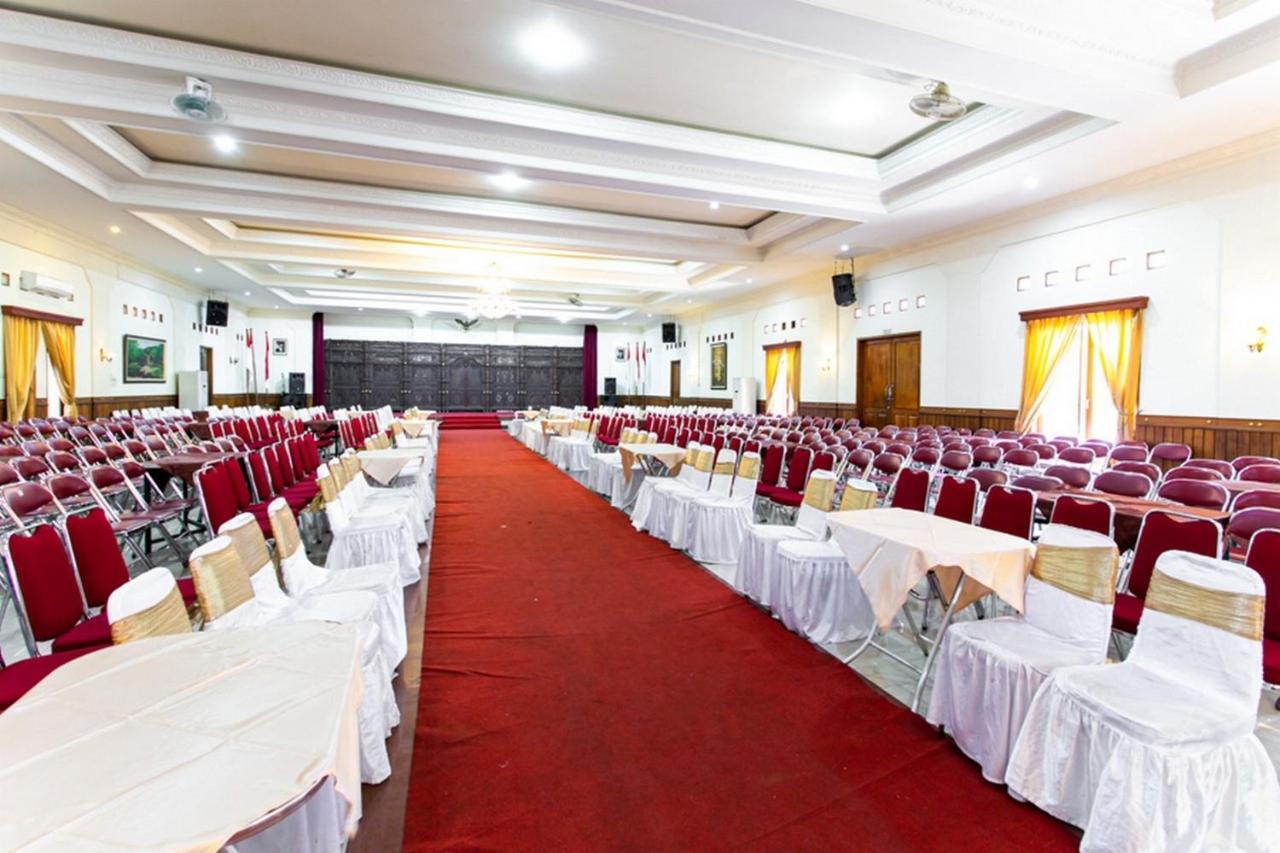 Reddoorz Plus Near Alun Alun Karanganyar Surakarta  Экстерьер фото