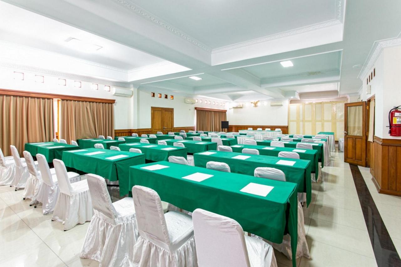 Reddoorz Plus Near Alun Alun Karanganyar Surakarta  Экстерьер фото