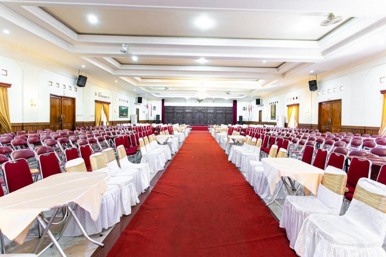 Reddoorz Plus Near Alun Alun Karanganyar Surakarta  Экстерьер фото