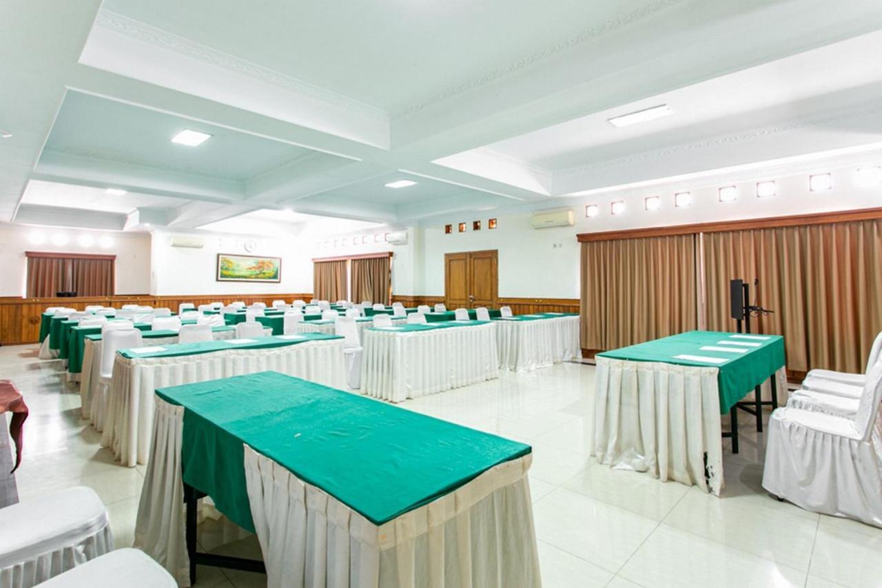 Reddoorz Plus Near Alun Alun Karanganyar Surakarta  Экстерьер фото